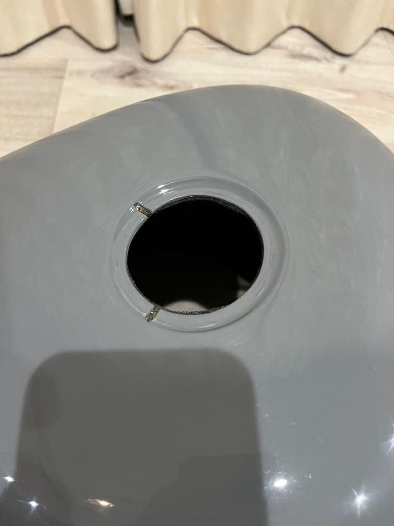 サイモンカスタム タンクカバー グロスグレー ホワイトハンドスクリプト