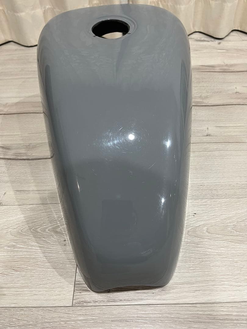 サイモンカスタム タンクカバー グロスグレー ホワイトハンドスクリプト