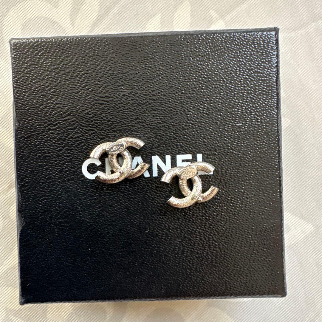 CHANEL シルバー ロゴピアス