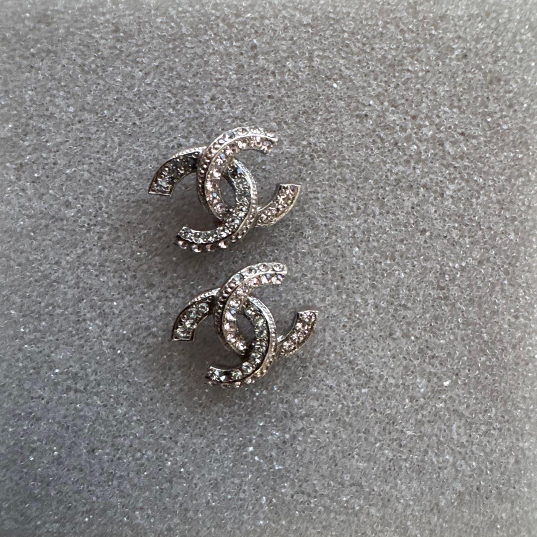 CHANEL シルバー ロゴピアス