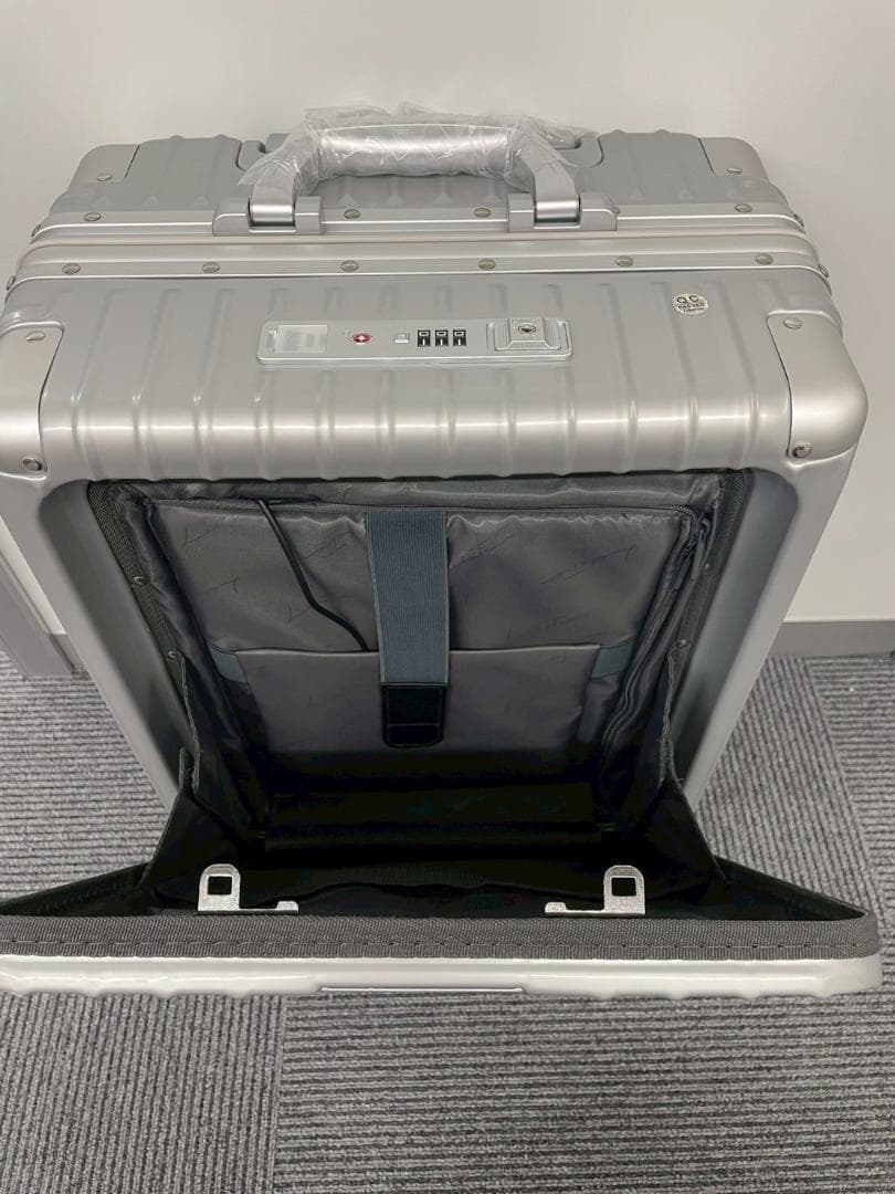 リベティ多機能キャリーケース【エナメルシルバーSサイズ】98