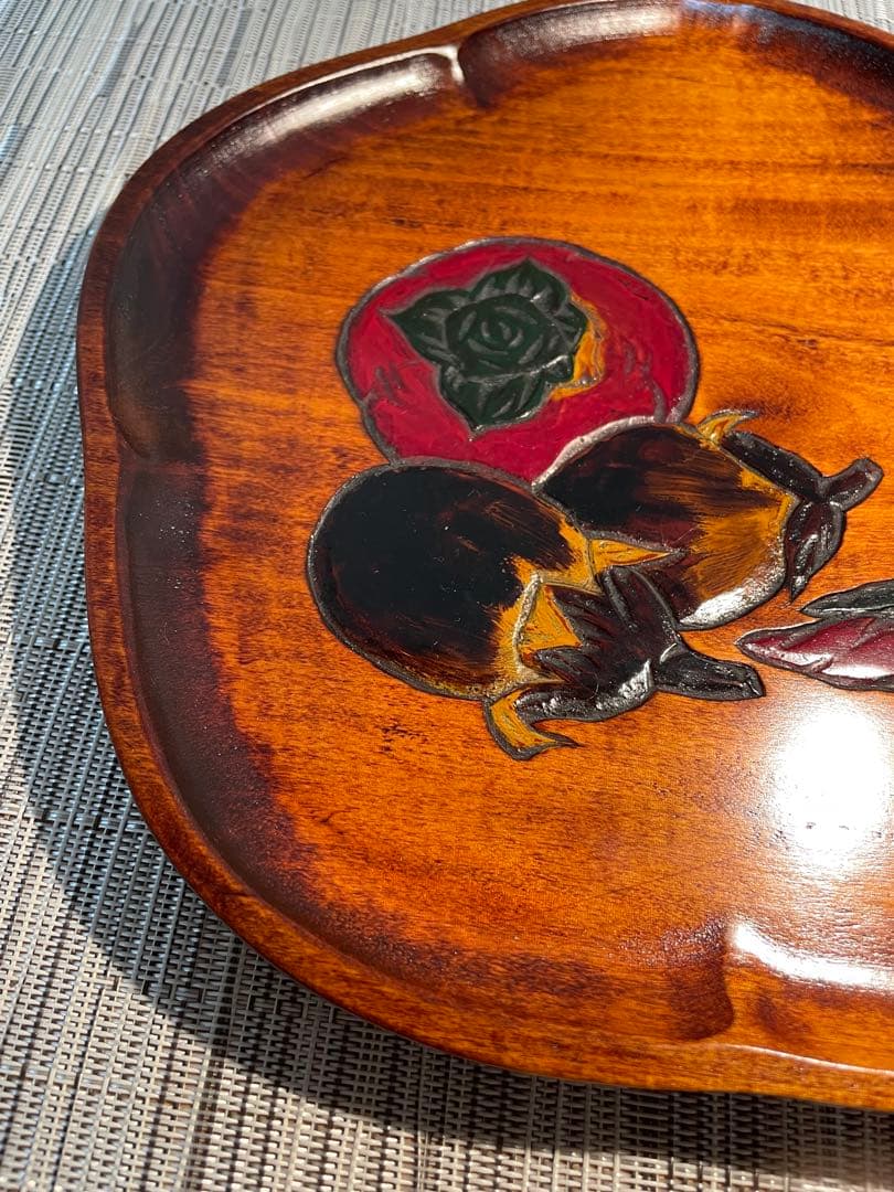 0319 烏城彫 野菜/果物 天然木(桂・栃) 盆 日本産生漆、拭き漆仕上げ