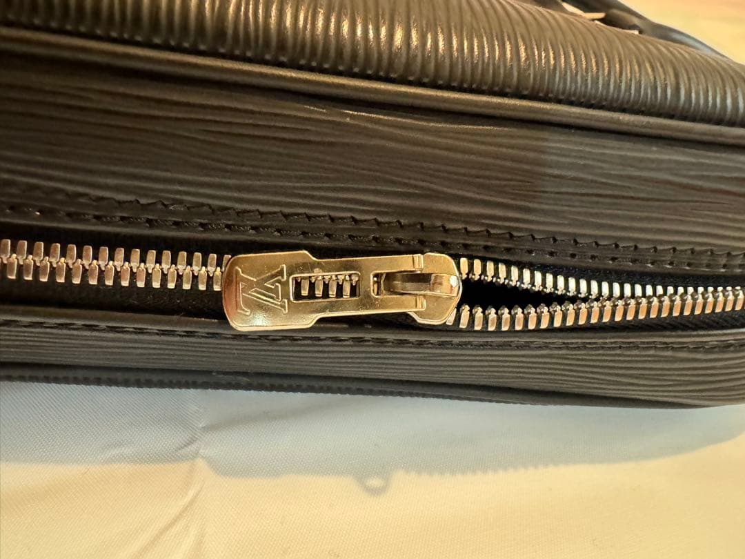 ルイ・ヴィトン バッグ エピ ポルトドキュマンヴォワヤージュ M59162