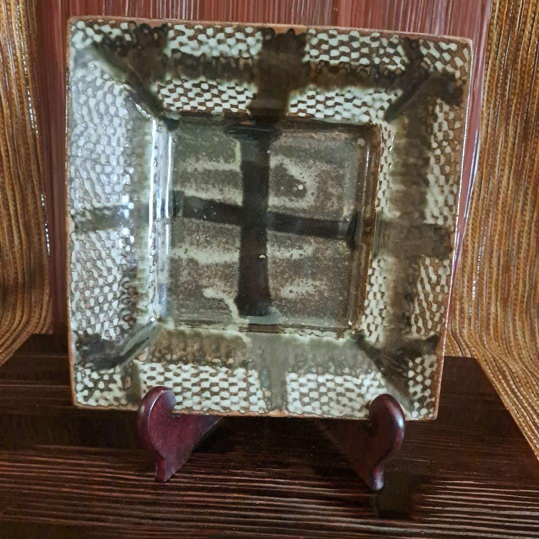 島岡達三　四角形の茶色と白の四方皿