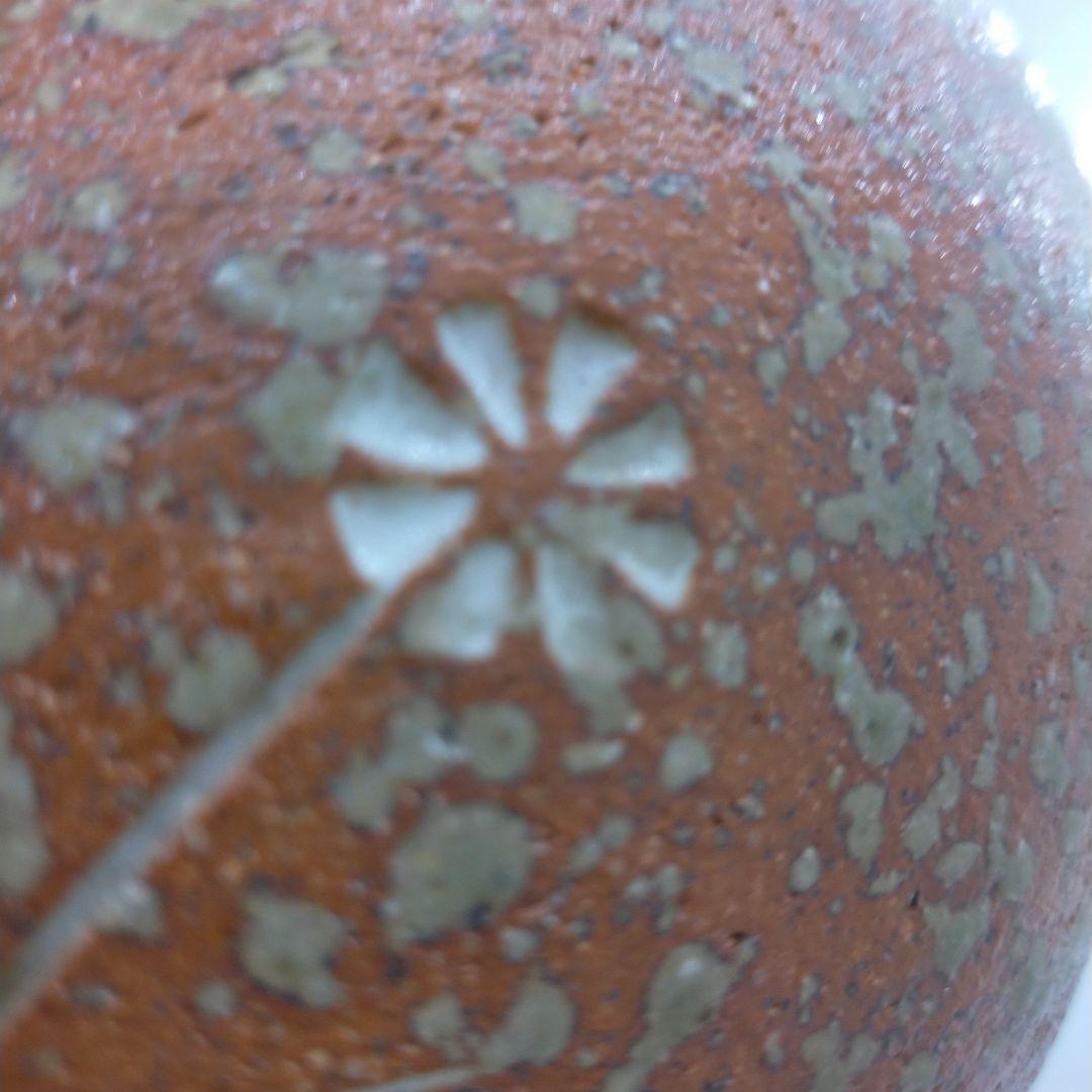 お値打ちのある赤色陶器の花瓶 　　信楽焼　陶芸クラフト　 花模様 陶器