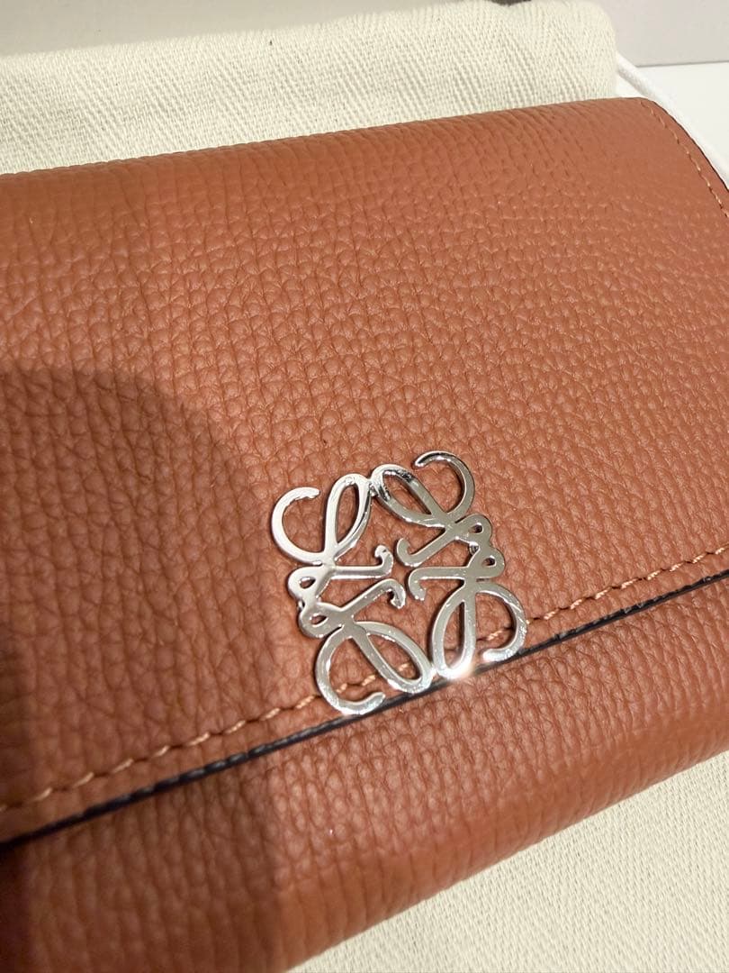 【新品同様】ロエベ アナグラム バーティカル スモール ウォレット タン