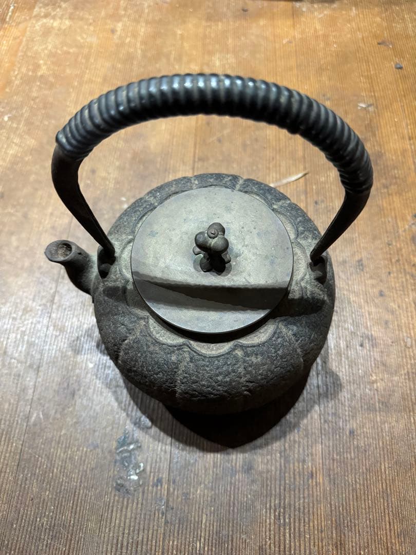 鋳鉄製 鉄瓶 波状装飾　梅模様