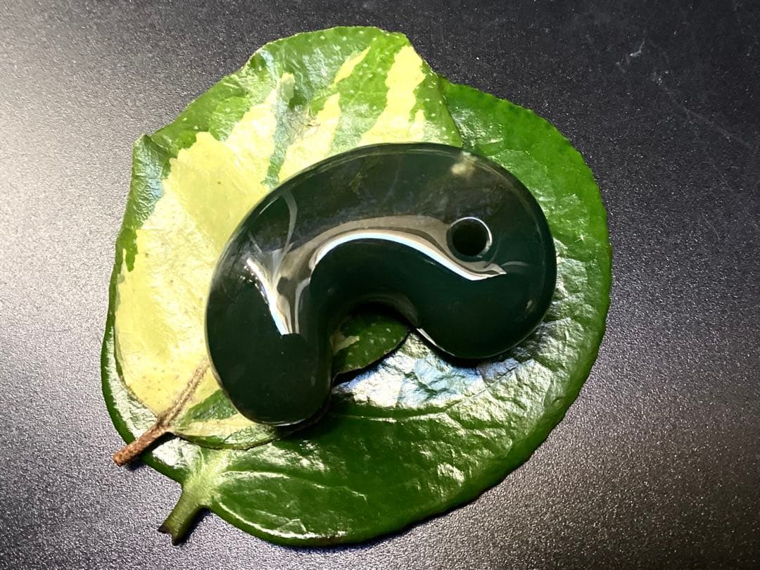 ✳入手無理の1点‼️青緑の碧玉勾玉　出雲石*再結晶線入り*赤線入り　コレクション‼️