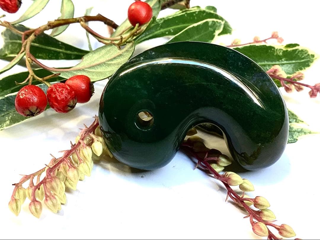 ✳入手無理の1点‼️青緑の碧玉勾玉　出雲石*再結晶線入り*赤線入り　コレクション‼️