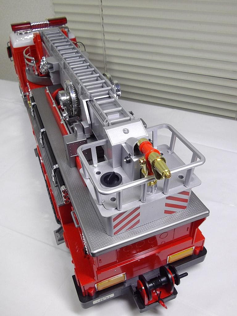 童友社 1/18　大型ラジコン 消防車　はしご車 全長68cm