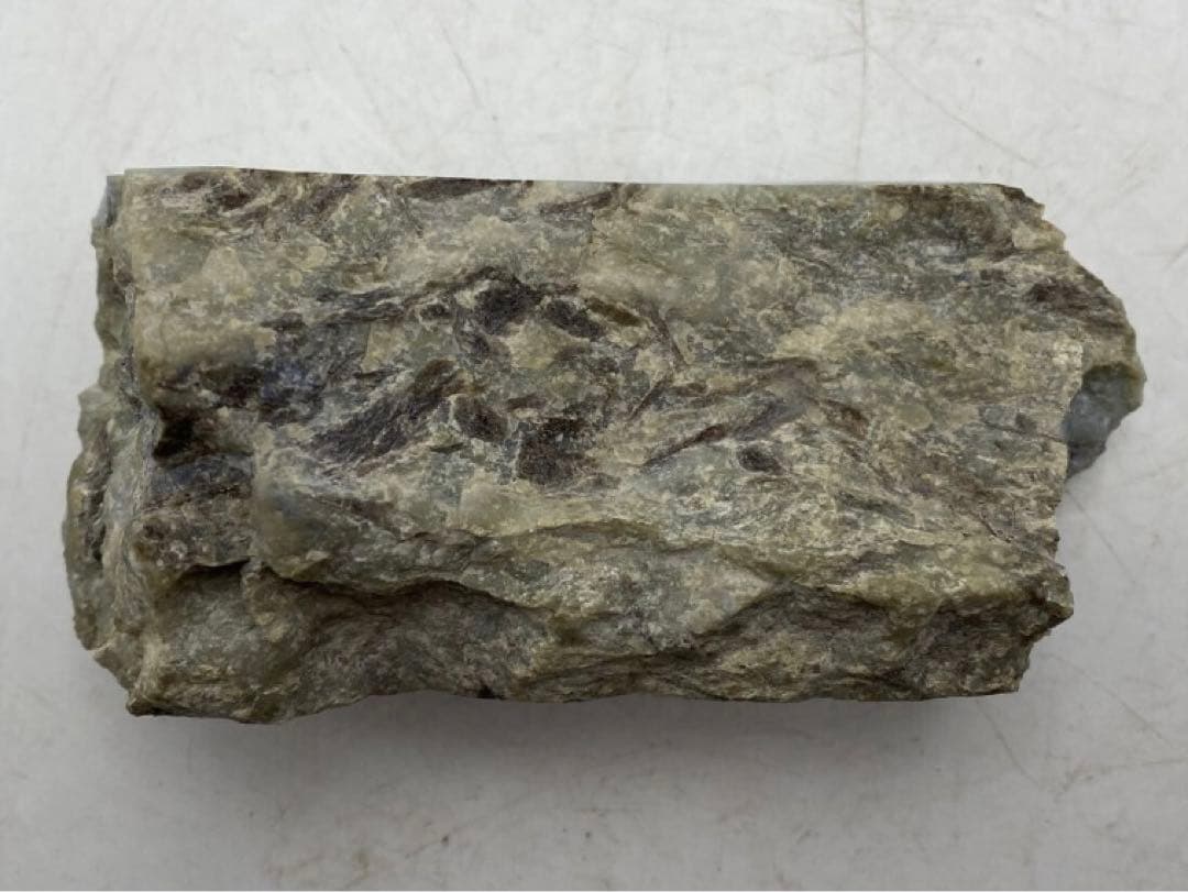 【P094】糸魚川石含有　翡翠　400g　天然石　新鉱物　イトイガワアイト　標本