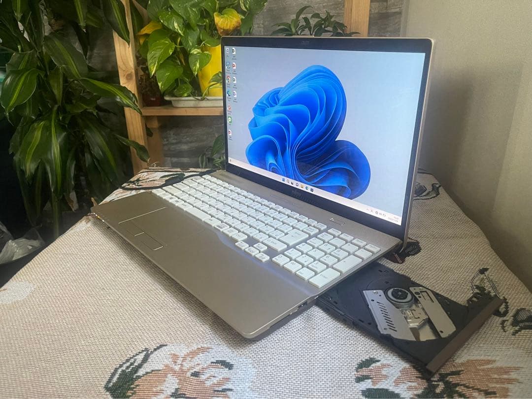 ノ-トパソコン高年式！Corei3/SSD/Windows11/無線/