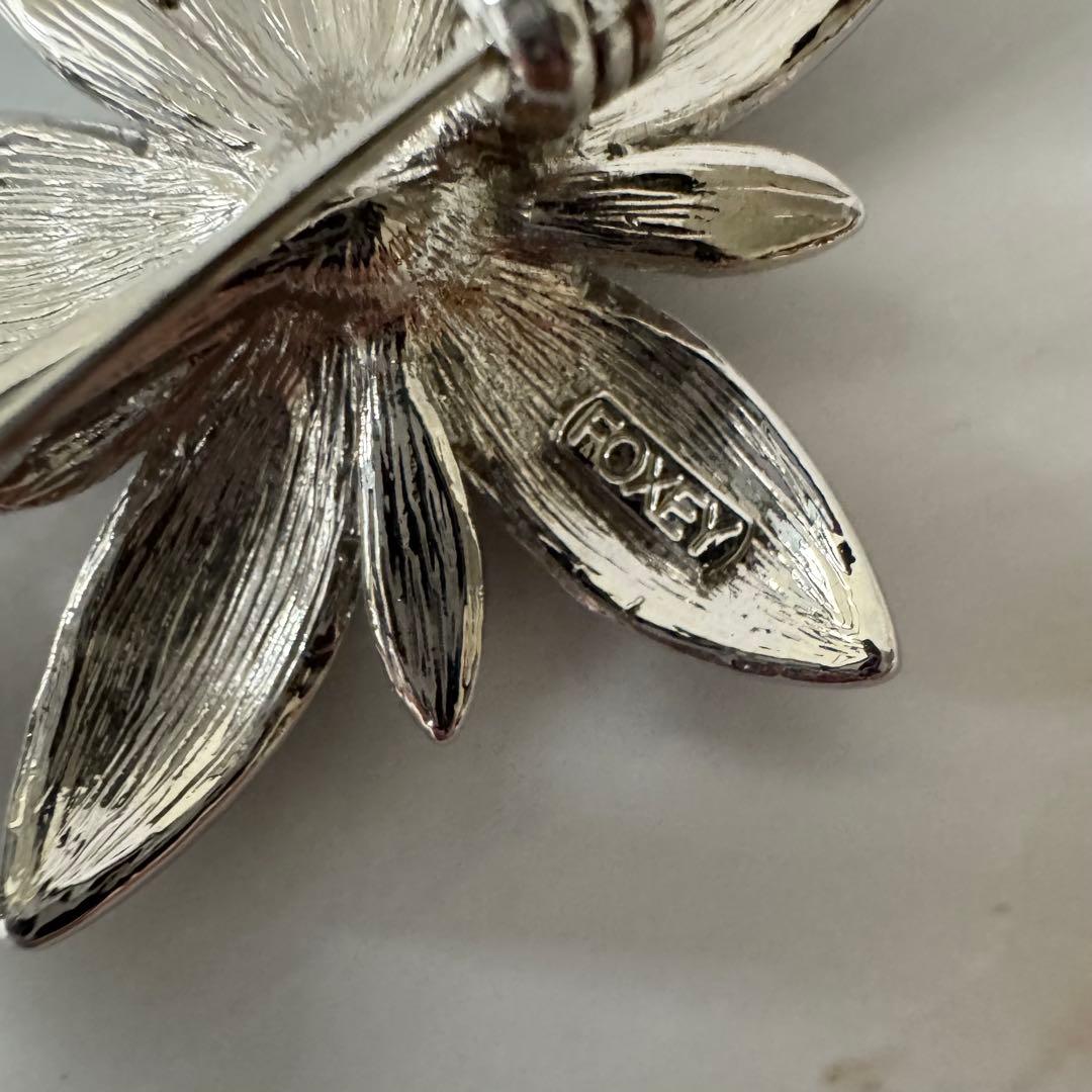 【フォクシー FOXEY】シャイニー フラワーラインストー ブローチ シルバー