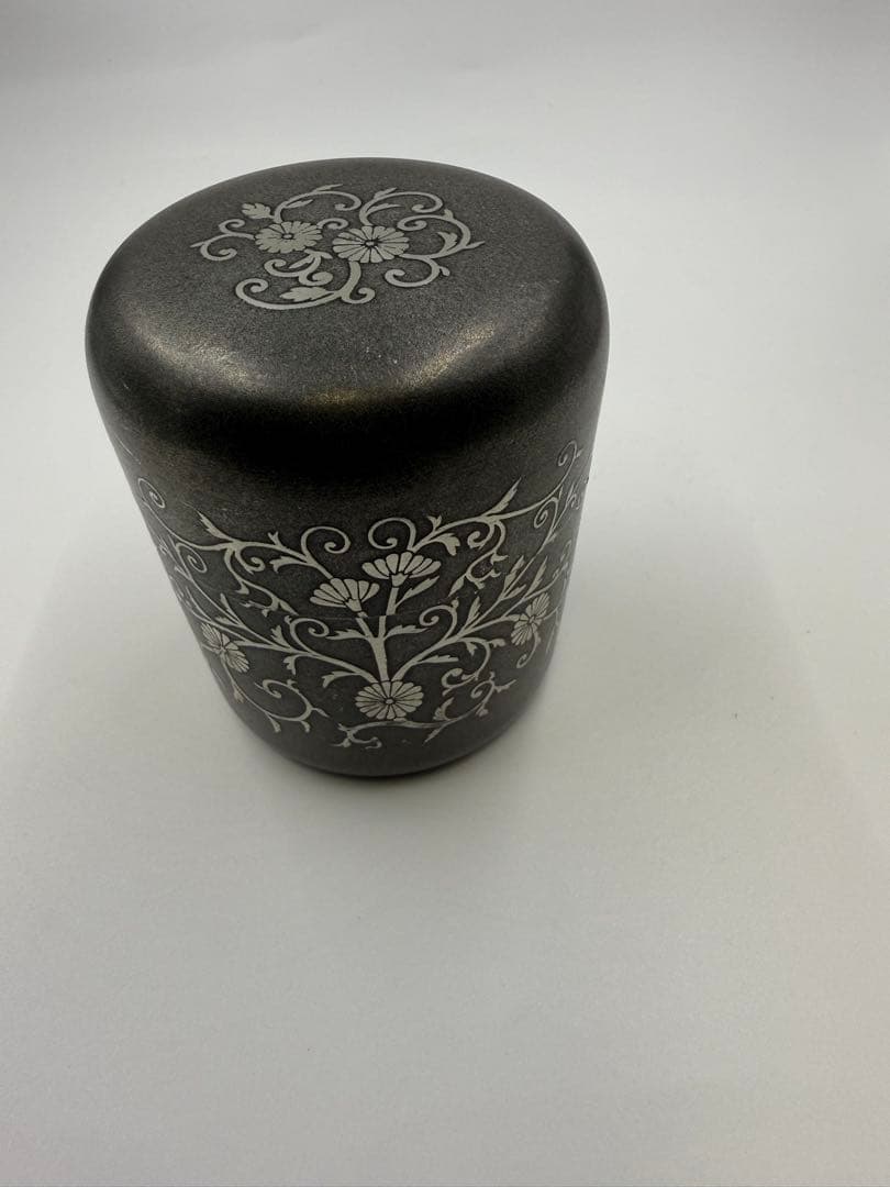黒色花模様の茶道具 茶筅入れ本錫光德作