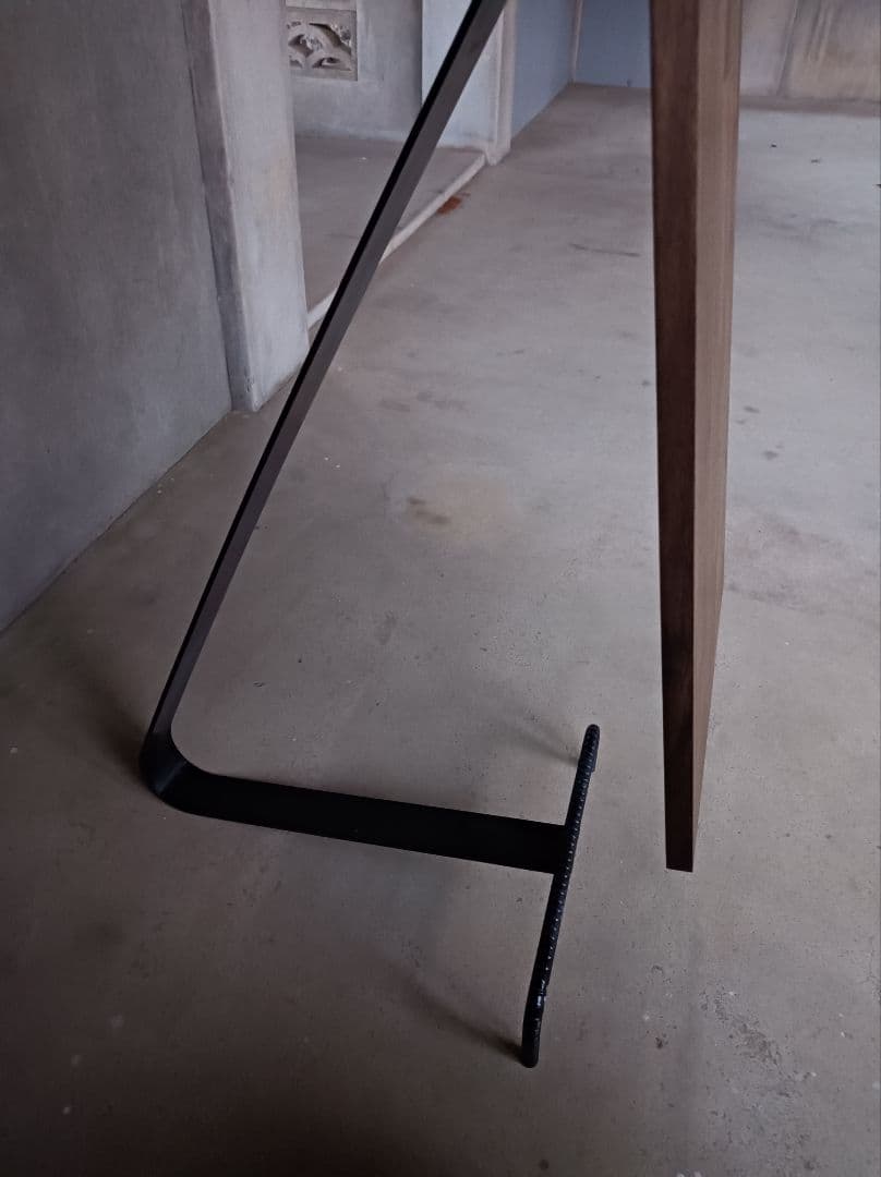 ゆらゆら揺れるアイアン看板