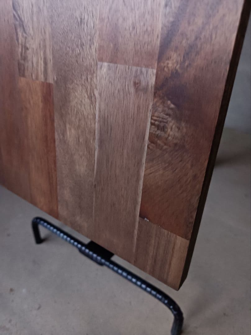 ゆらゆら揺れるアイアン看板