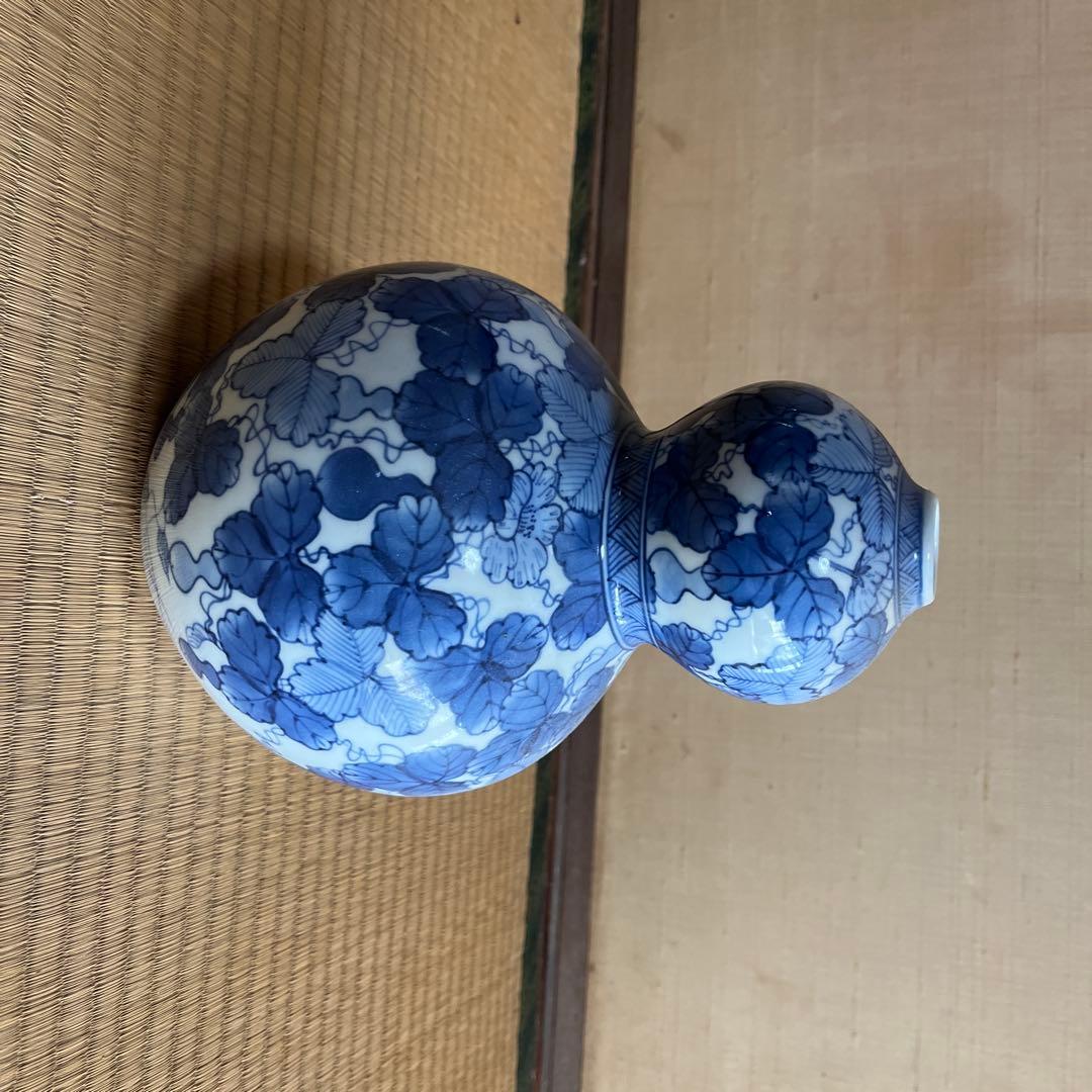 青い花柄の陶器花瓶