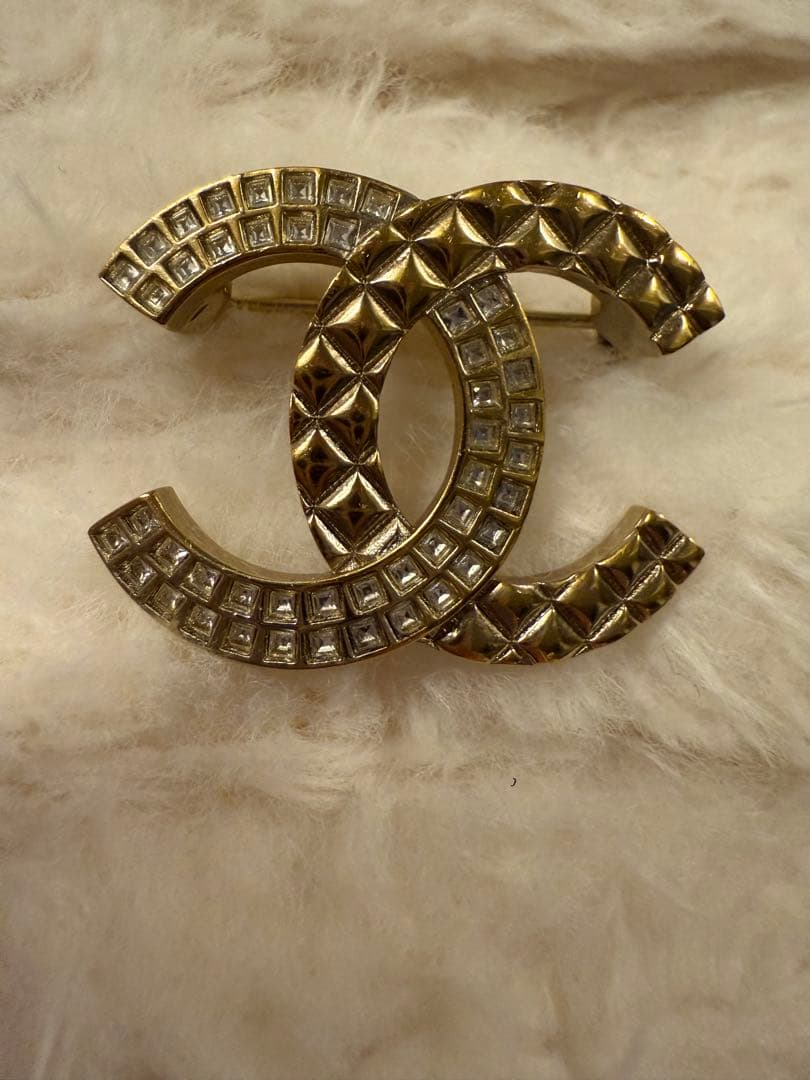 銀座本店購入CHANEL CCロゴブローチ クリスタル装飾