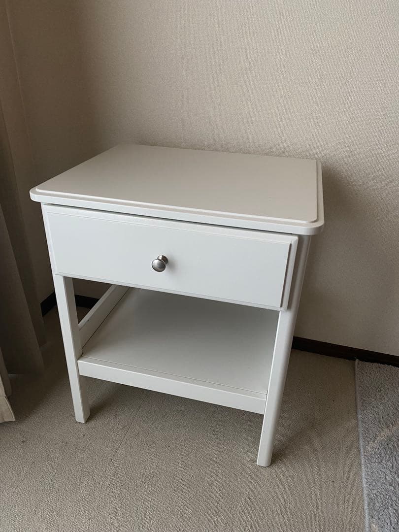 【取引中】IKEA TYSSEDAL サイドテーブル 白