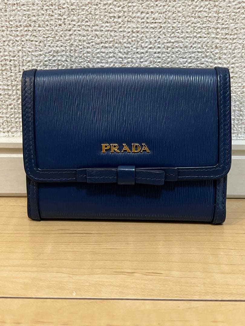 PRADA 財布　二つ折り　青