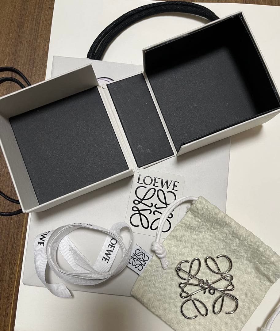 LOEWE　ロエベ　アナグラムブローチ　シルバー　新品未使用