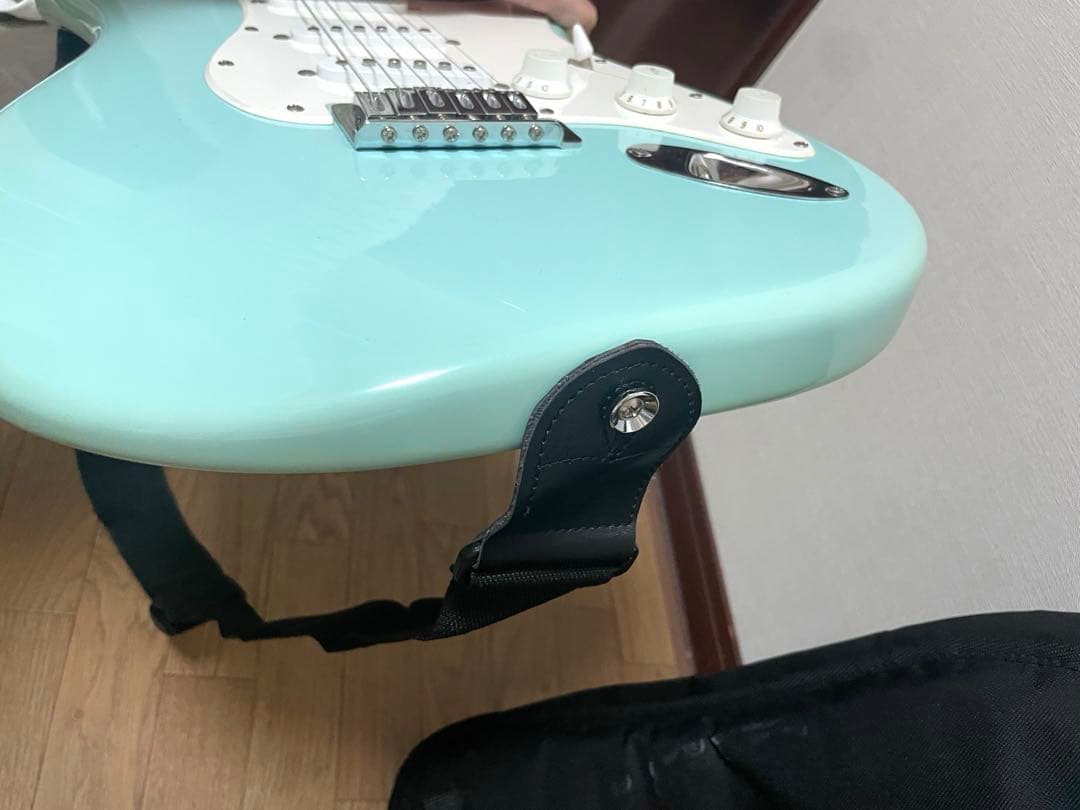 ケース付き　Squier by Fender エレキギター　ダフネブルー　水色