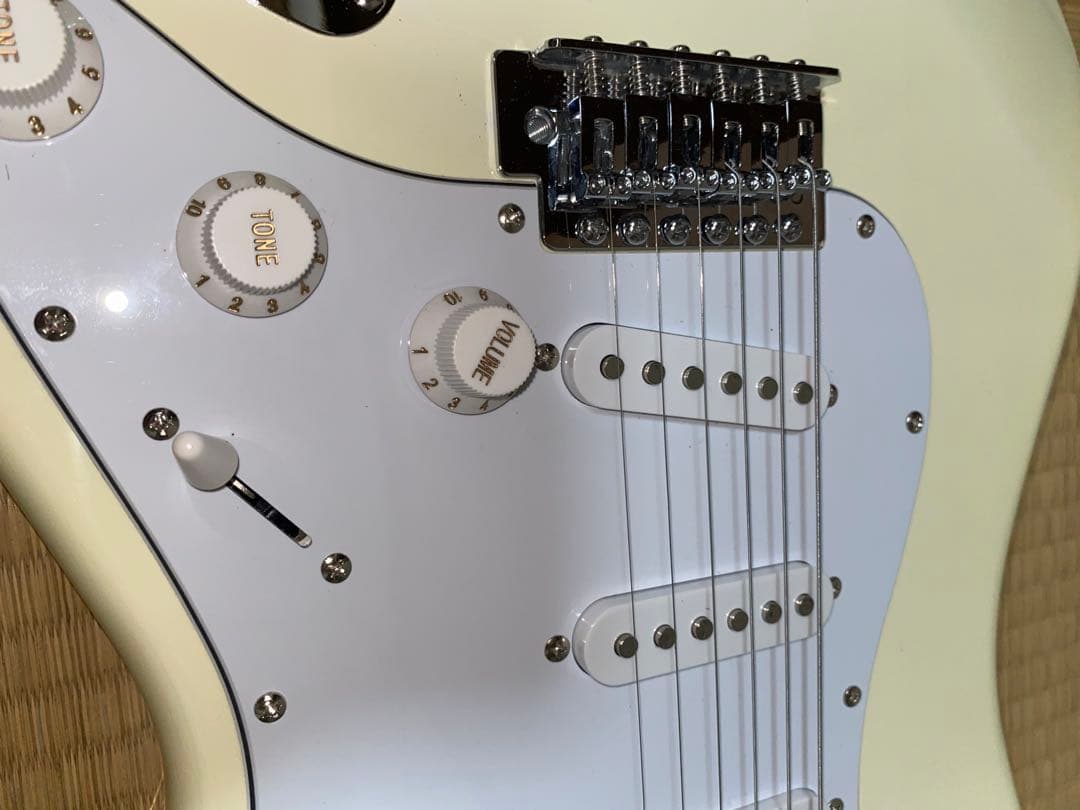 エレキギター アイボリー 3ピックアップ　その他道具全部セット。