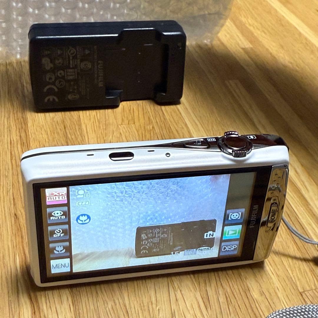 極美品　FUJIFILM FINEPIX Z900EXR ホワイト