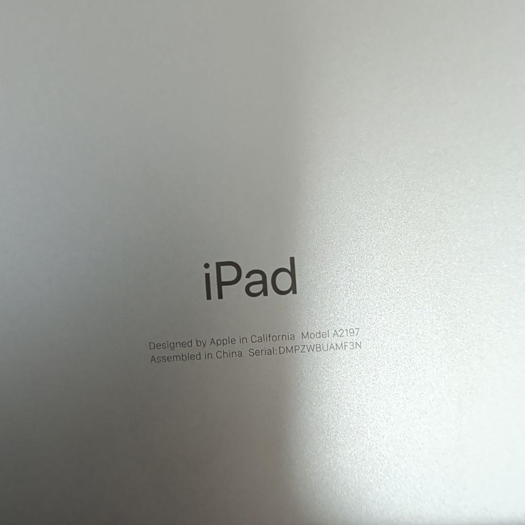 Apple iPad 第7世代 本体 シルバー WiFiモデル 美品充電器付き