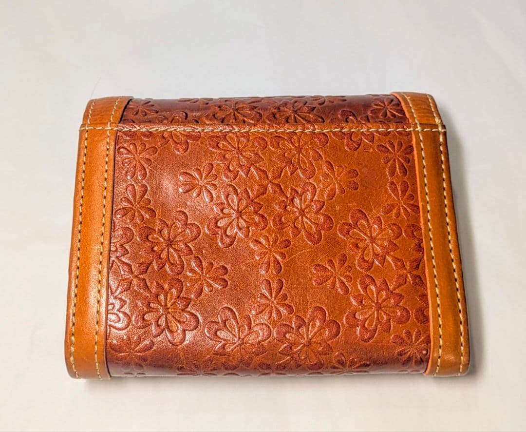 ダコタ フィオラ 本革二つ折り財布 花柄エンボス刻印レア️⭕️未使用に近い美品❗