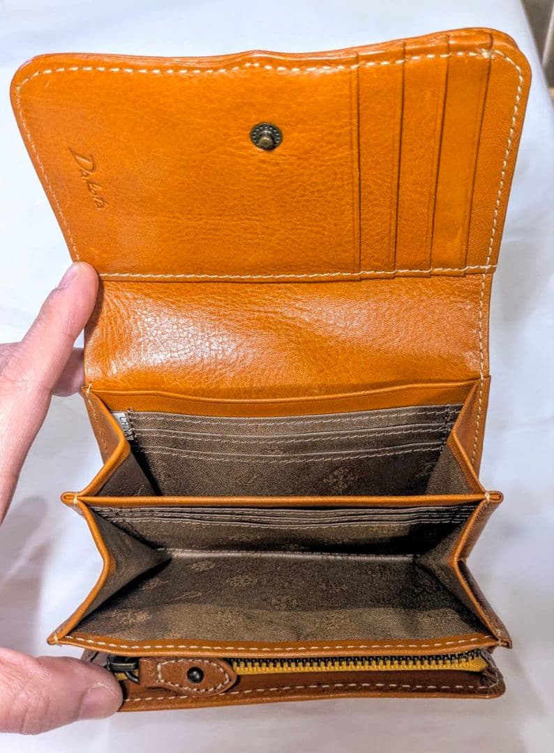 ダコタ フィオラ 本革二つ折り財布 花柄エンボス刻印レア️⭕️未使用に近い美品❗