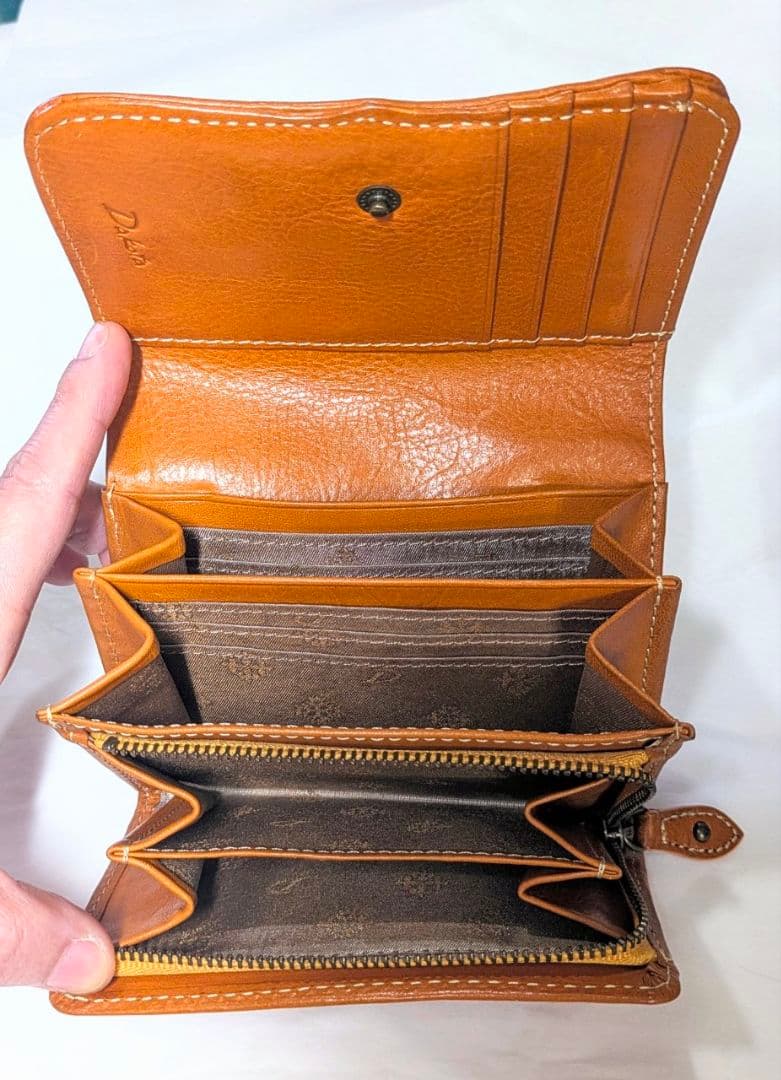 ダコタ フィオラ 本革二つ折り財布 花柄エンボス刻印レア️⭕️未使用に近い美品❗