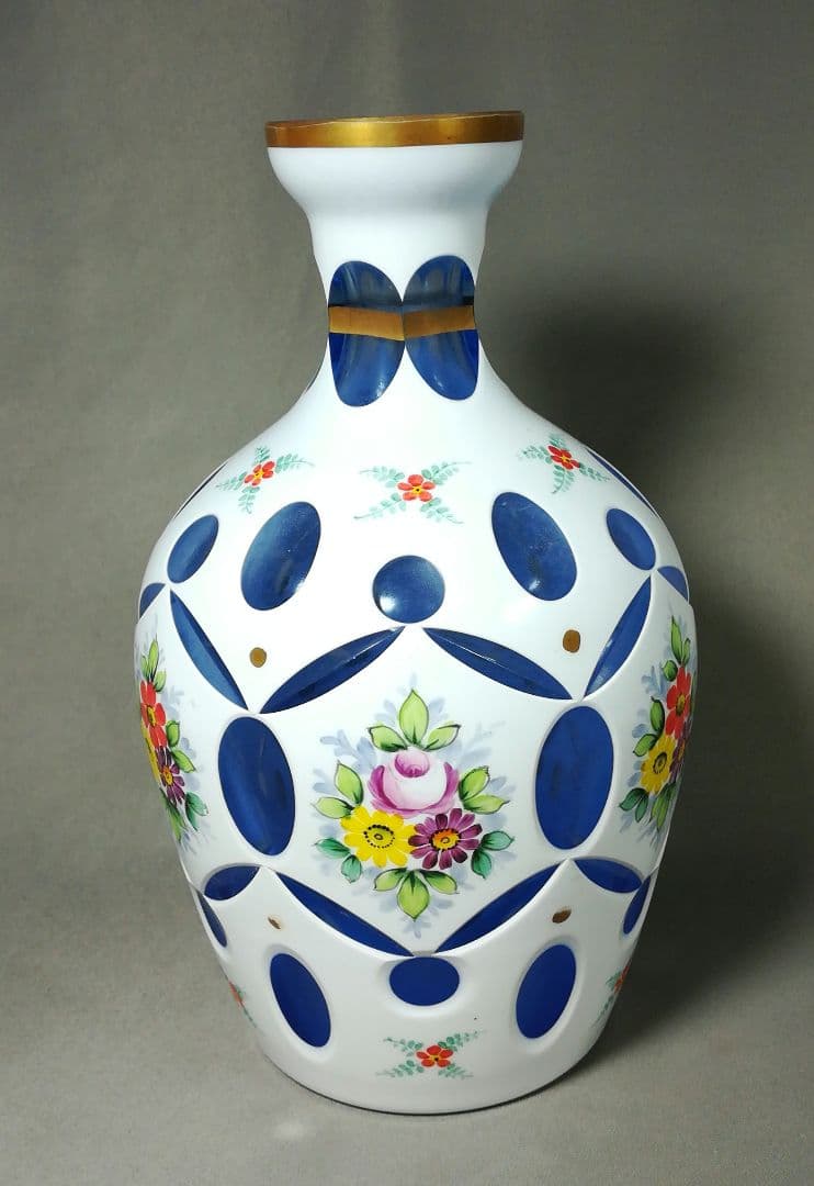 ボヘミアンガラス　切子　乳白色青地　色被せガラス　花瓶　フラワーベース