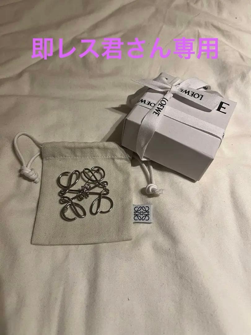 美品　LOEWEアナグラムブローチ