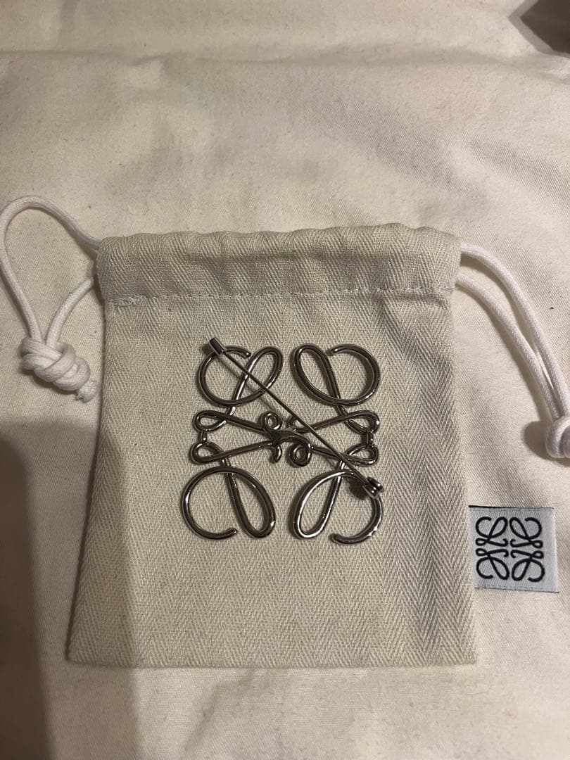 美品　LOEWEアナグラムブローチ