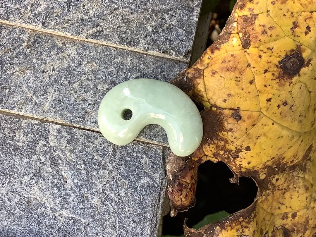 ✳古代からの開運石　糸魚川翡翠ジェダイト勾玉　幸運の守護石です　機械鑑定鑑別書付