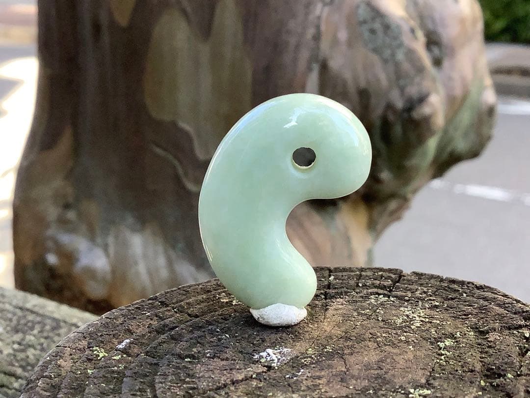 ✳古代からの開運石　糸魚川翡翠ジェダイト勾玉　幸運の守護石です　機械鑑定鑑別書付