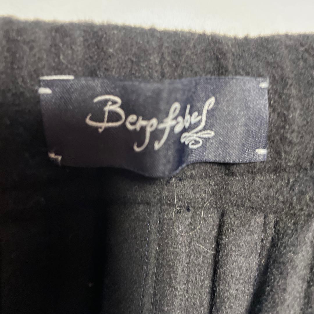 バーグファベルの黒のフレアスカート、プリーツデザイン