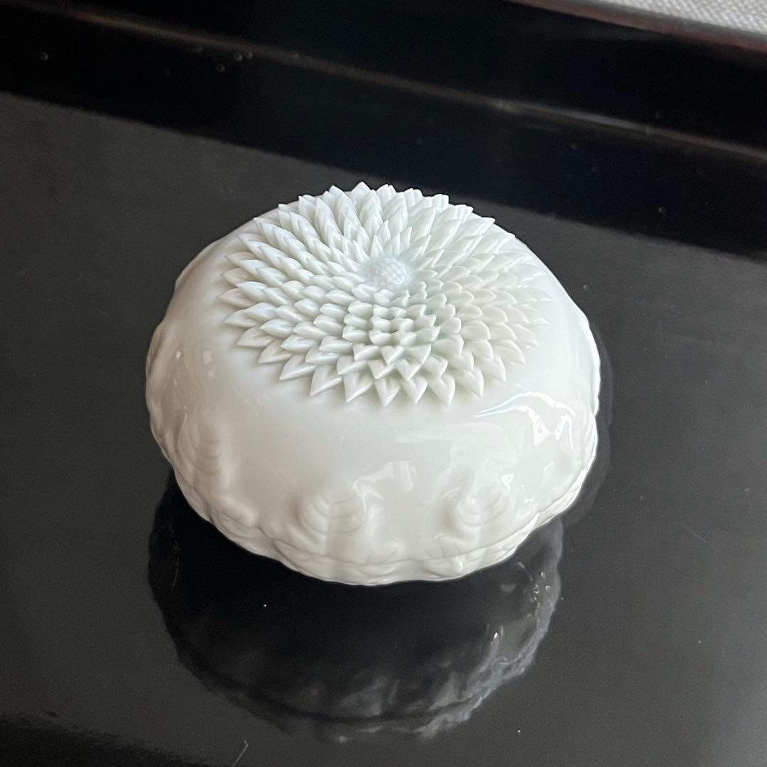 平戸　十五代　中里茂右衛門　白磁　菊香合