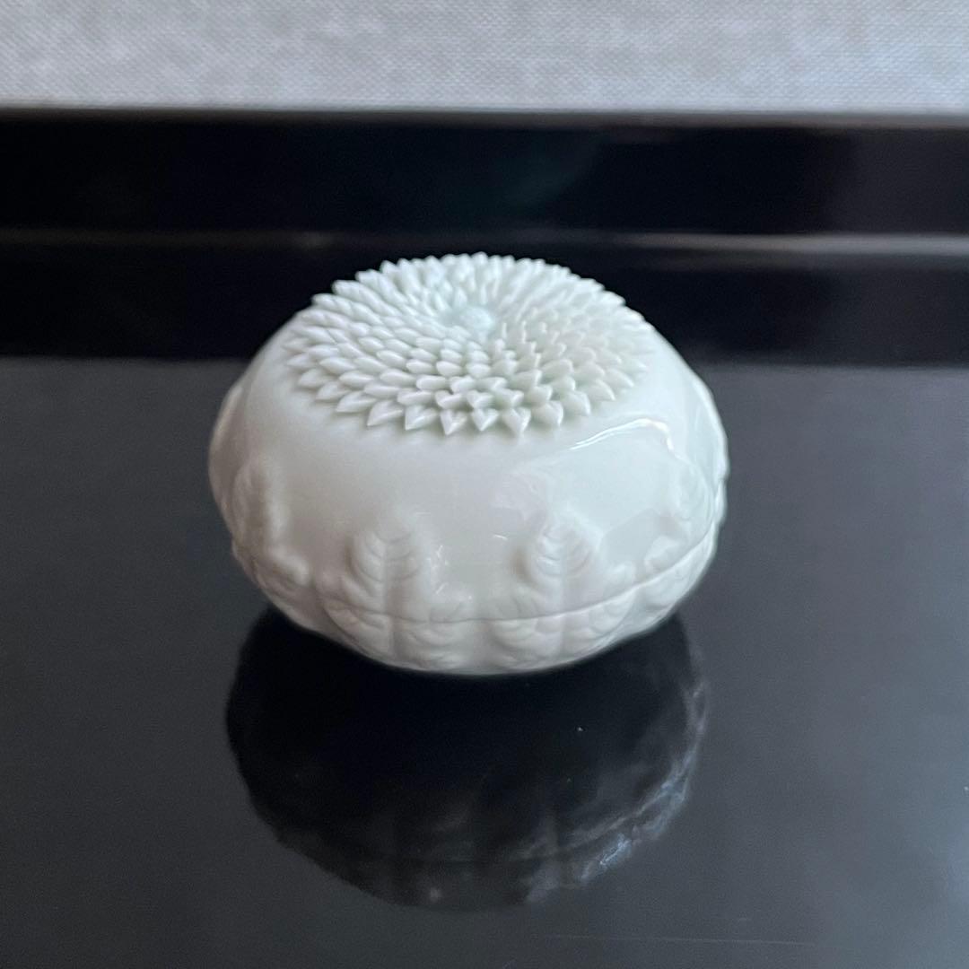 平戸　十五代　中里茂右衛門　白磁　菊香合