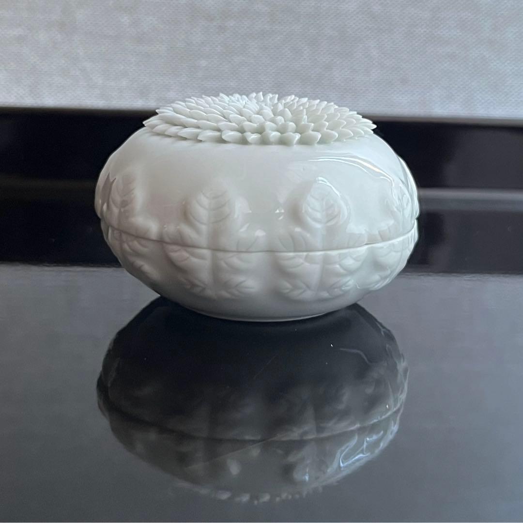 平戸　十五代　中里茂右衛門　白磁　菊香合