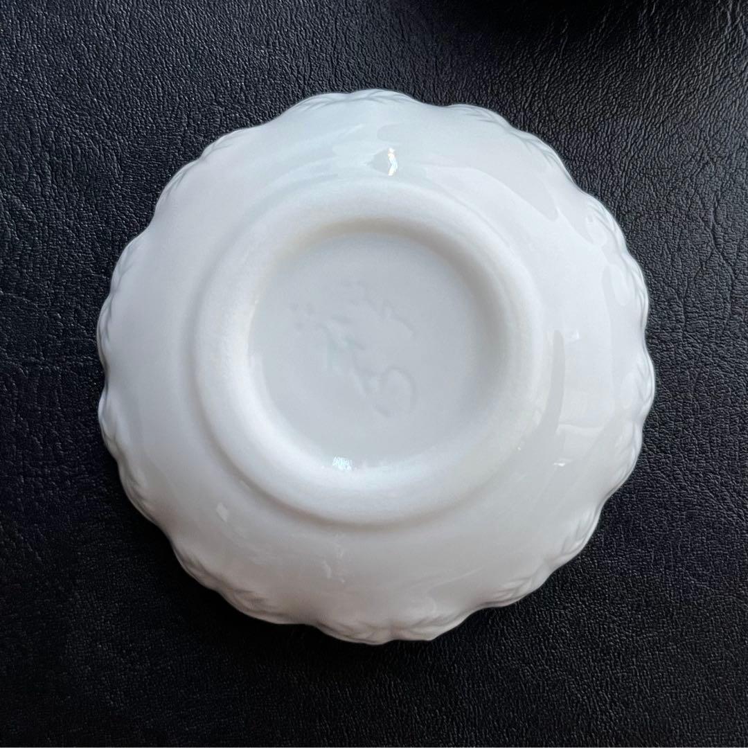 平戸　十五代　中里茂右衛門　白磁　菊香合