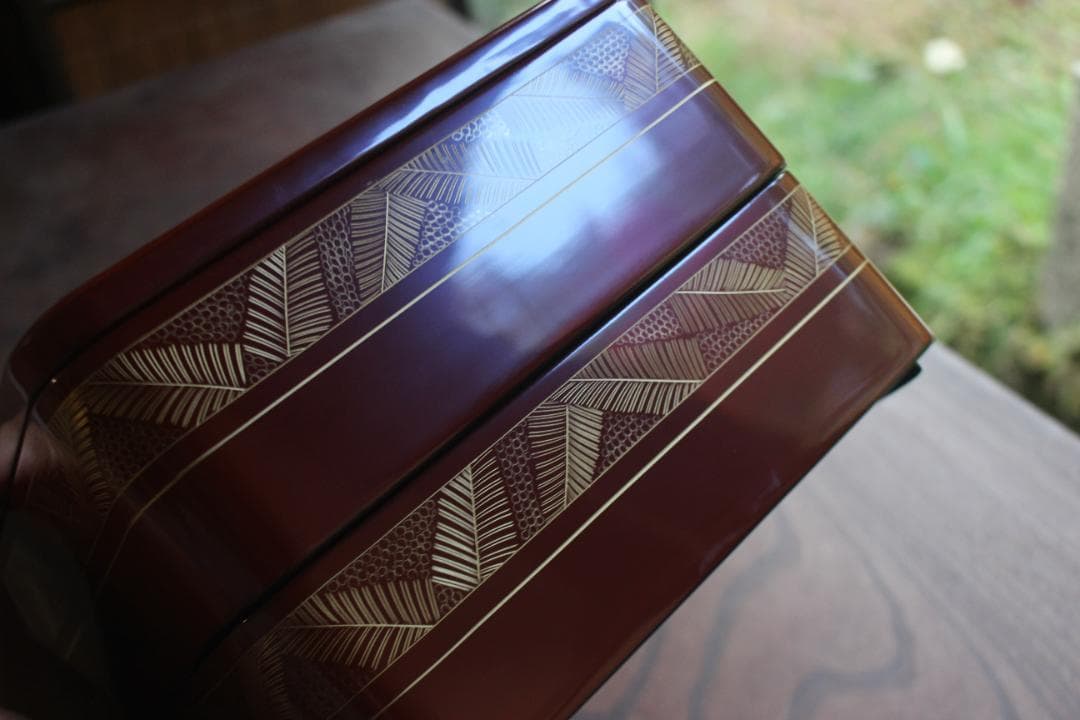 デッドストック！上質朱漆に優美な羊歯沈金の映える二段重（検重箱お重