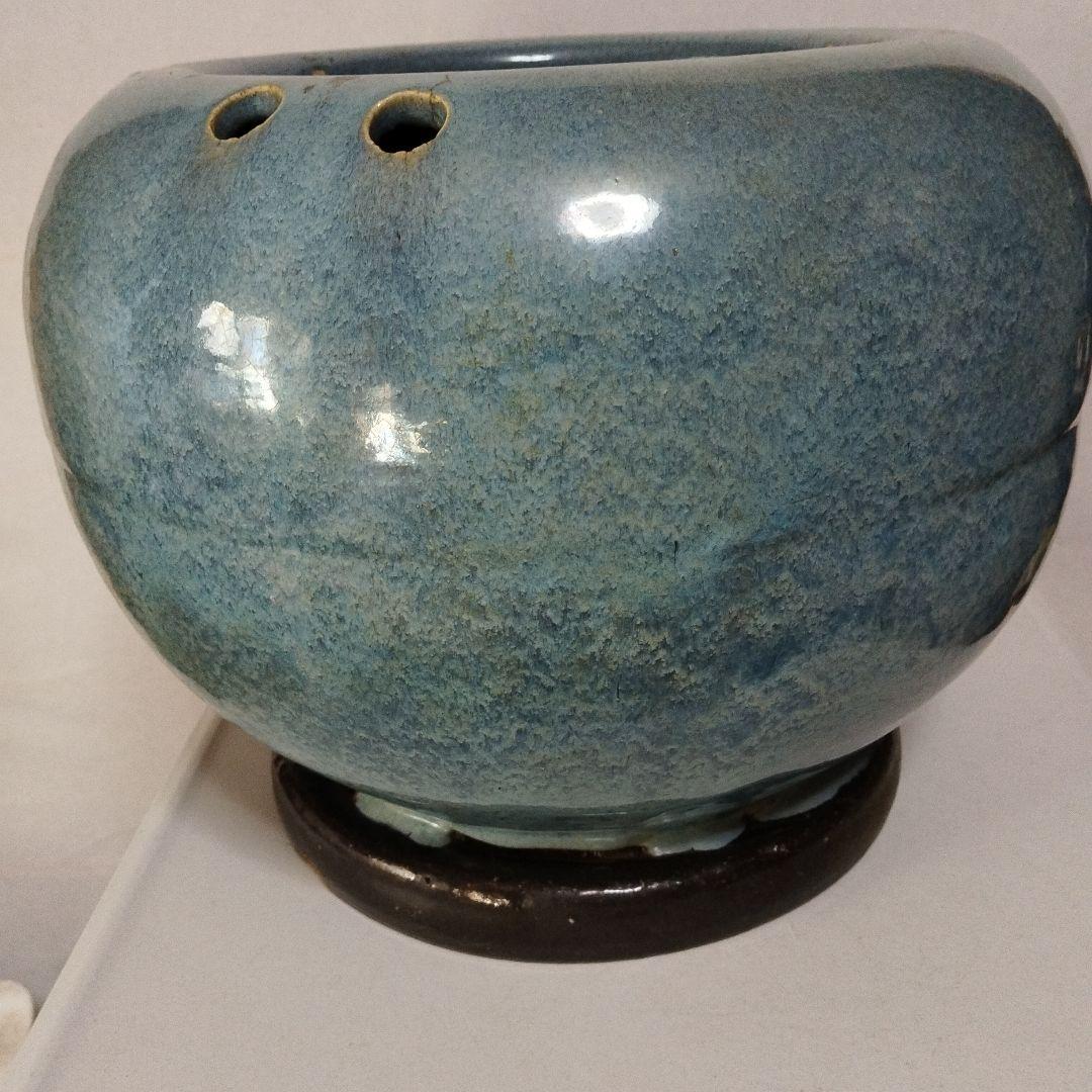 青色釉薬の陶器火鉢