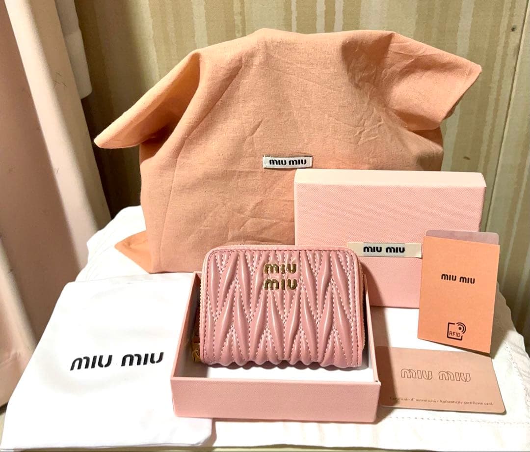 【正規品　新品未使用】ミュウミュウ　マテラッセレザー ケース　ピンク