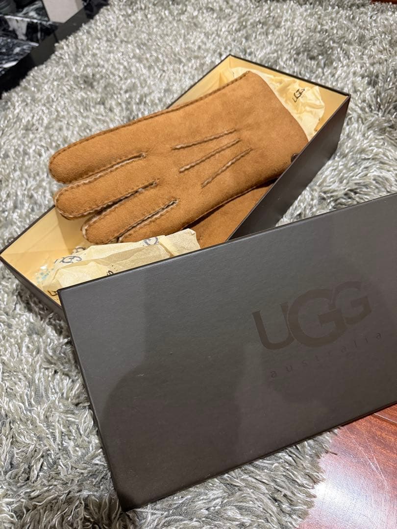 【新品】UGG ムートン手袋　箱付き