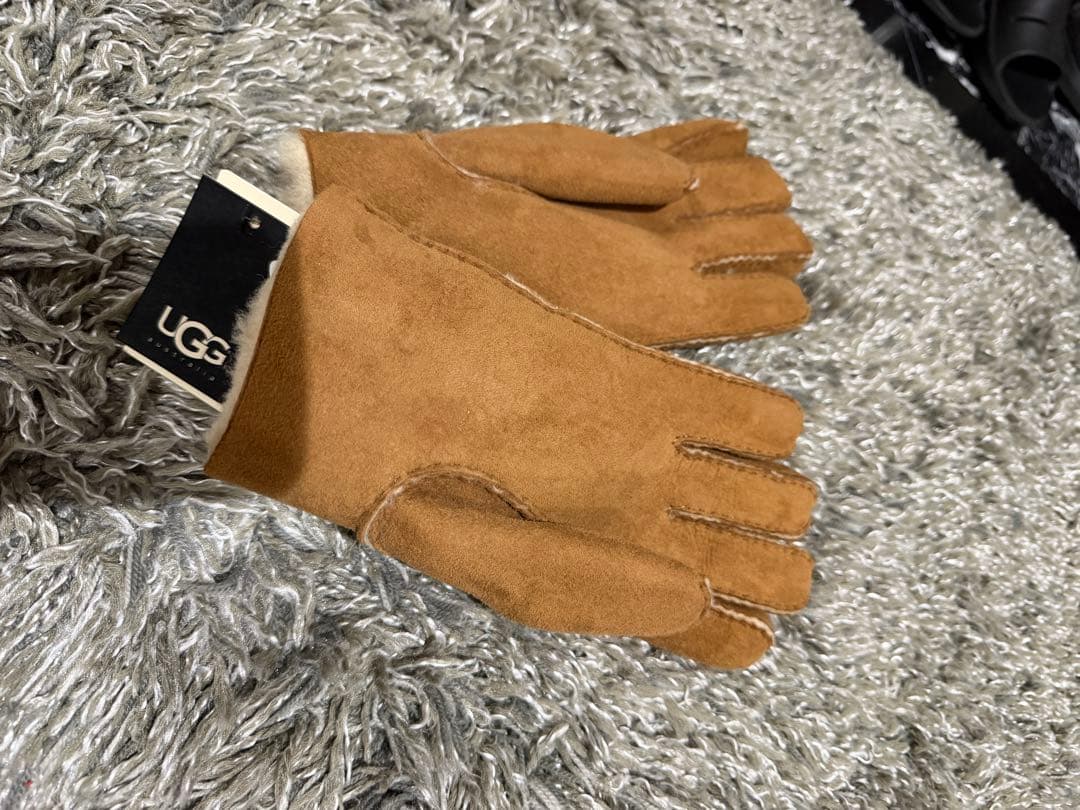 【新品】UGG ムートン手袋　箱付き