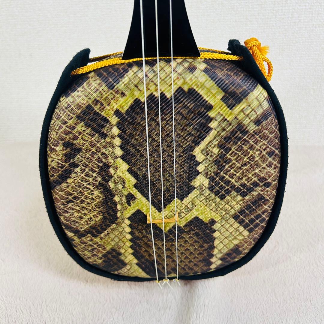【美品】沖縄三線 三味線 人工革 合皮 ヘビ柄　ハードケース付 民族楽器 弦楽器