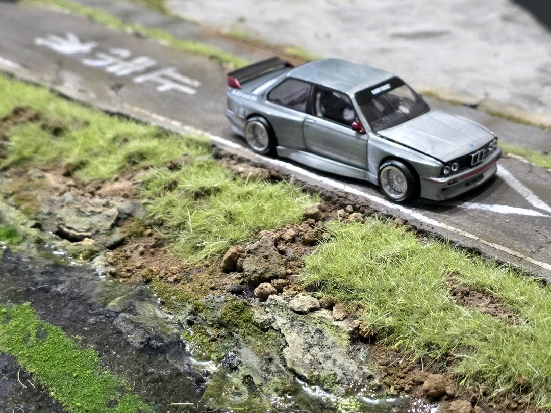 カスタム 現実的の駐車場 ジオラマ 1:64