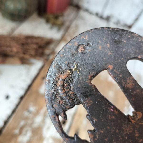 楕円 鉄地 金象嵌 百足図 鍔 変り笄穴 刀鍔 無銘 刀装具 太刀金具 日本刀